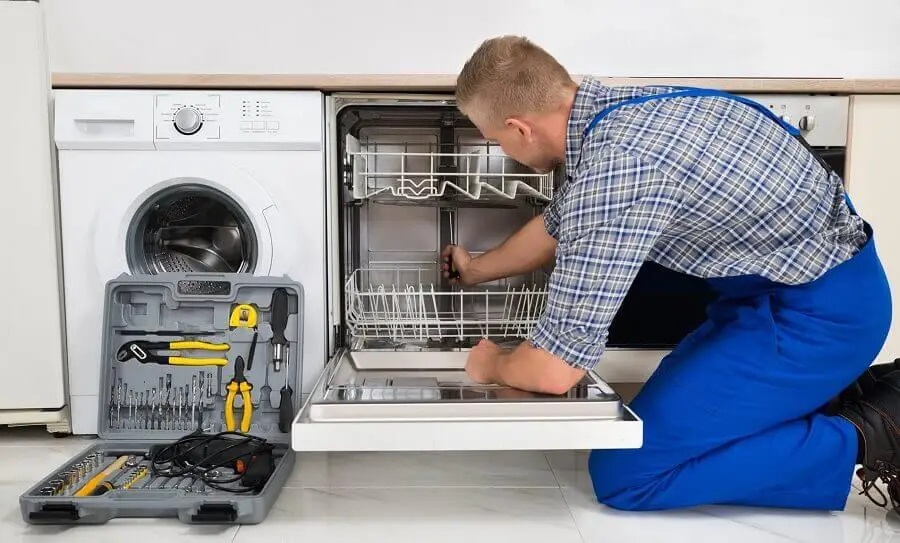 Foça Midea servisi teknisyen ekibi beyaz eşya tamiri yaparken
